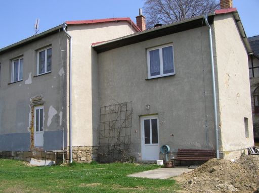 Za budovou vidíme původní skladiště